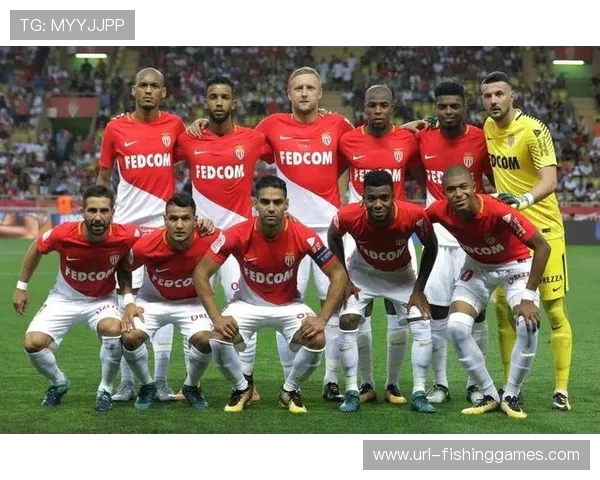 摩纳哥球员抗议判罚吃黄，两队教练场边争执比赛中断