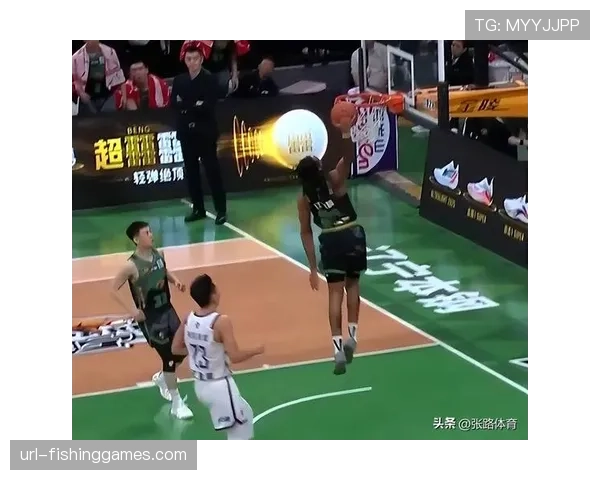 【2026年4月CBA联赛阶段性复盘·赛中·花絮赛场瞬间：张镇麟隔扣后向主场球迷示意保持安静，引发热议